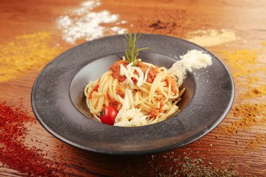 Lezzetli soslu lezzetli klasik İtalyan makarnası..