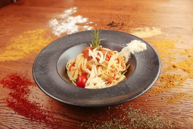 Lezzetli soslu lezzetli klasik İtalyan makarnası..