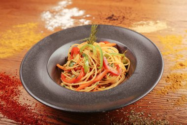 Lezzetli soslu lezzetli klasik İtalyan makarnası..