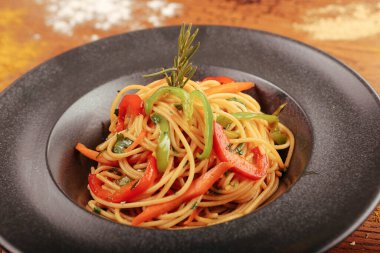 Lezzetli soslu lezzetli klasik İtalyan makarnası..