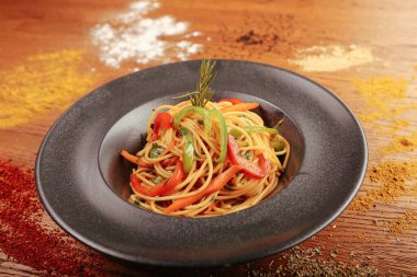 Lezzetli soslu lezzetli klasik İtalyan makarnası..