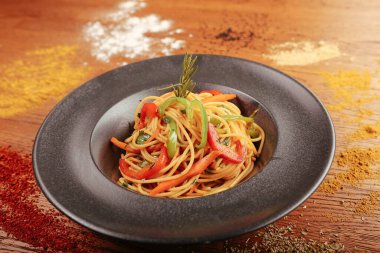 Lezzetli soslu lezzetli klasik İtalyan makarnası..