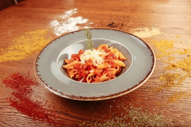 Lezzetli soslu lezzetli klasik İtalyan makarnası..