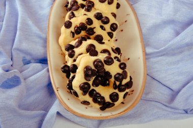 Koyu çikolata parçaları ile tanımlama 