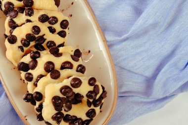 Koyu çikolata parçaları ile tanımlama 