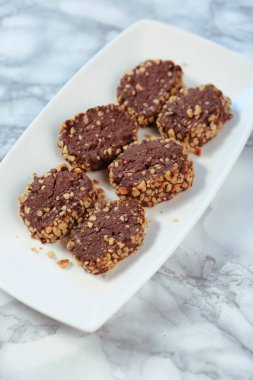 Koyu çikolata parçaları ile tanımlama 