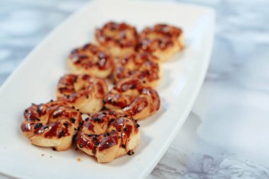 Koyu çikolata parçaları ile tanımlama 