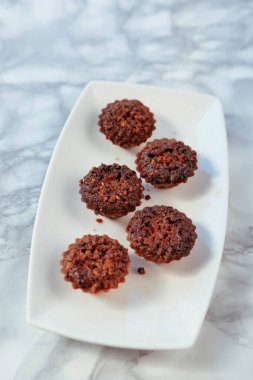 Koyu çikolata parçaları ile tanımlama