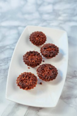 Koyu çikolata parçaları ile tanımlama