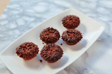 Koyu çikolata parçaları ile tanımlama