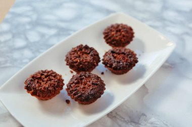 Koyu çikolata parçaları ile tanımlama