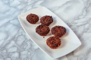 Koyu çikolata parçaları ile tanımlama