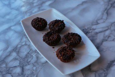 Koyu çikolata parçaları ile tanımlama