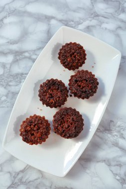 Koyu çikolata parçaları ile tanımlama