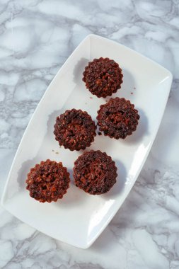 Koyu çikolata parçaları ile tanımlama