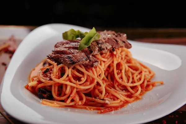 Lezzetli soslu lezzetli klasik İtalyan makarnası..