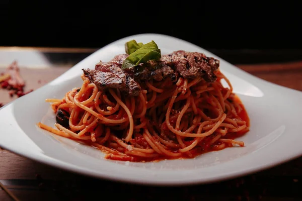 Lezzetli soslu lezzetli klasik İtalyan makarnası..
