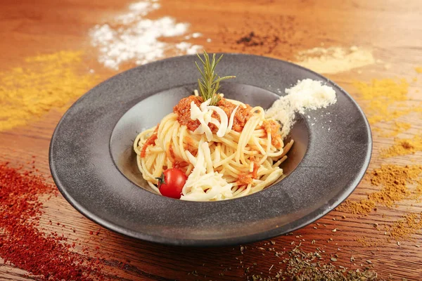 Lezzetli soslu lezzetli klasik İtalyan makarnası..