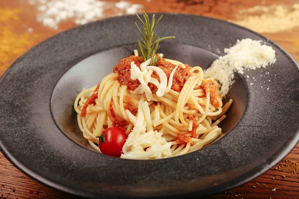 Lezzetli soslu lezzetli klasik İtalyan makarnası..