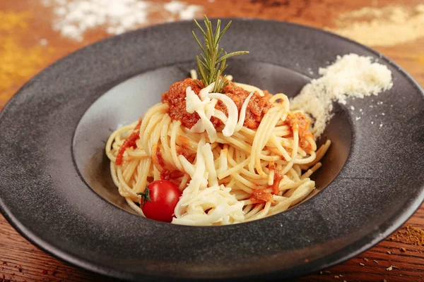 Lezzetli soslu lezzetli klasik İtalyan makarnası..