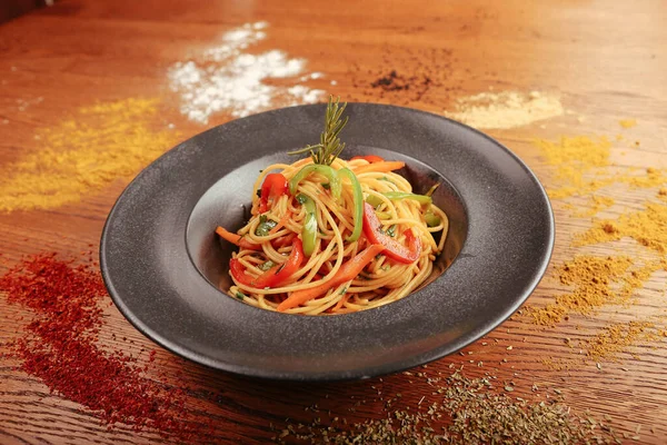 Lezzetli soslu lezzetli klasik İtalyan makarnası..