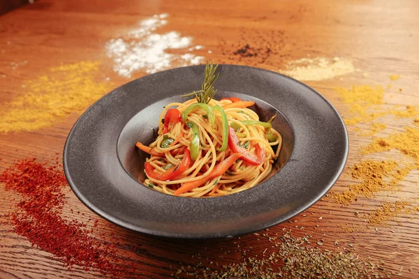 Lezzetli soslu lezzetli klasik İtalyan makarnası..