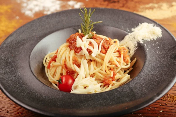 Lezzetli soslu lezzetli klasik İtalyan makarnası..