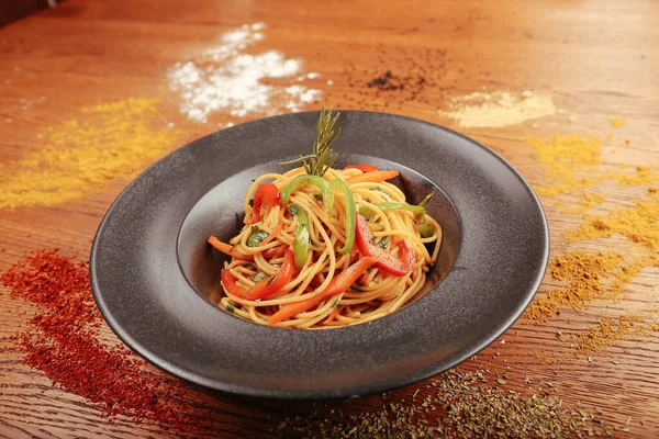 Lezzetli soslu lezzetli klasik İtalyan makarnası..