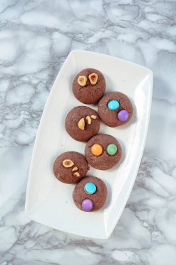 Koyu çikolata parçaları ile tanımlama