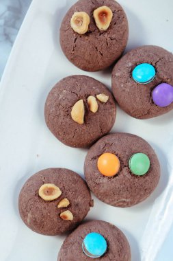 Koyu çikolata parçaları ile tanımlama