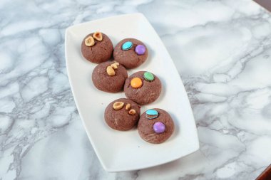 Koyu çikolata parçaları ile tanımlama