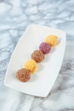 Koyu çikolata parçaları ile tanımlama