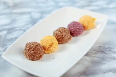 Koyu çikolata parçaları ile tanımlama