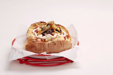 Peynir, sosis, zeytin, biber ve Mısır ile pişmiş kumpir patates dolması