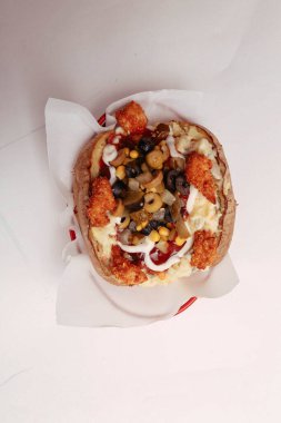 Peynir, sosis, zeytin, biber ve Mısır ile pişmiş kumpir patates dolması