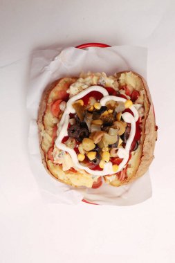 Peynir, sosis, zeytin, biber ve Mısır ile pişmiş kumpir patates dolması