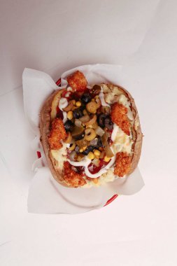 Peynir, sosis, zeytin, biber ve Mısır ile pişmiş kumpir patates dolması