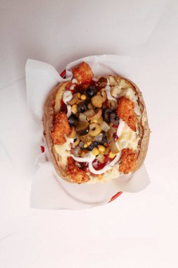 Peynir, sosis, zeytin, biber ve Mısır ile pişmiş kumpir patates dolması