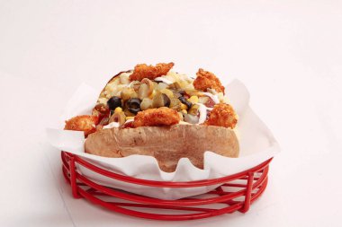 Peynir, sosis, zeytin, biber ve Mısır ile pişmiş kumpir patates dolması