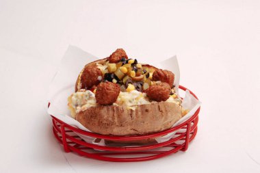 Peynir, sosis, zeytin, biber ve Mısır ile pişmiş kumpir patates dolması