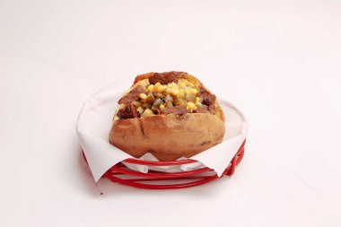 Peynir, sosis, zeytin, biber ve Mısır ile pişmiş kumpir patates dolması