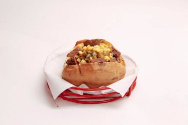 Peynir, sosis, zeytin, biber ve Mısır ile pişmiş kumpir patates dolması