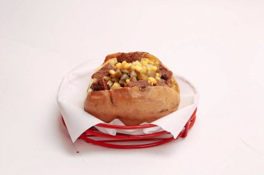 Peynir, sosis, zeytin, biber ve Mısır ile pişmiş kumpir patates dolması