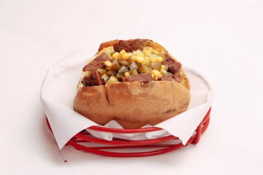 Peynir, sosis, zeytin, biber ve Mısır ile pişmiş kumpir patates dolması