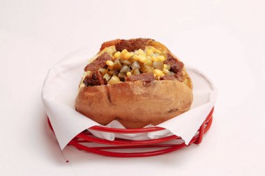 Peynir, sosis, zeytin, biber ve Mısır ile pişmiş kumpir patates dolması