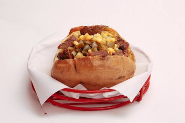 Peynir, sosis, zeytin, biber ve Mısır ile pişmiş kumpir patates dolması