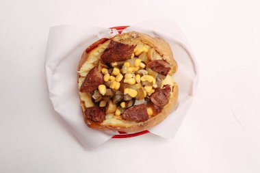 Peynir, sosis, zeytin, biber ve Mısır ile pişmiş kumpir patates dolması