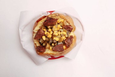 Peynir, sosis, zeytin, biber ve Mısır ile pişmiş kumpir patates dolması