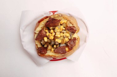 Peynir, sosis, zeytin, biber ve Mısır ile pişmiş kumpir patates dolması