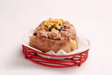 Peynir, sosis, zeytin, biber ve Mısır ile pişmiş kumpir patates dolması